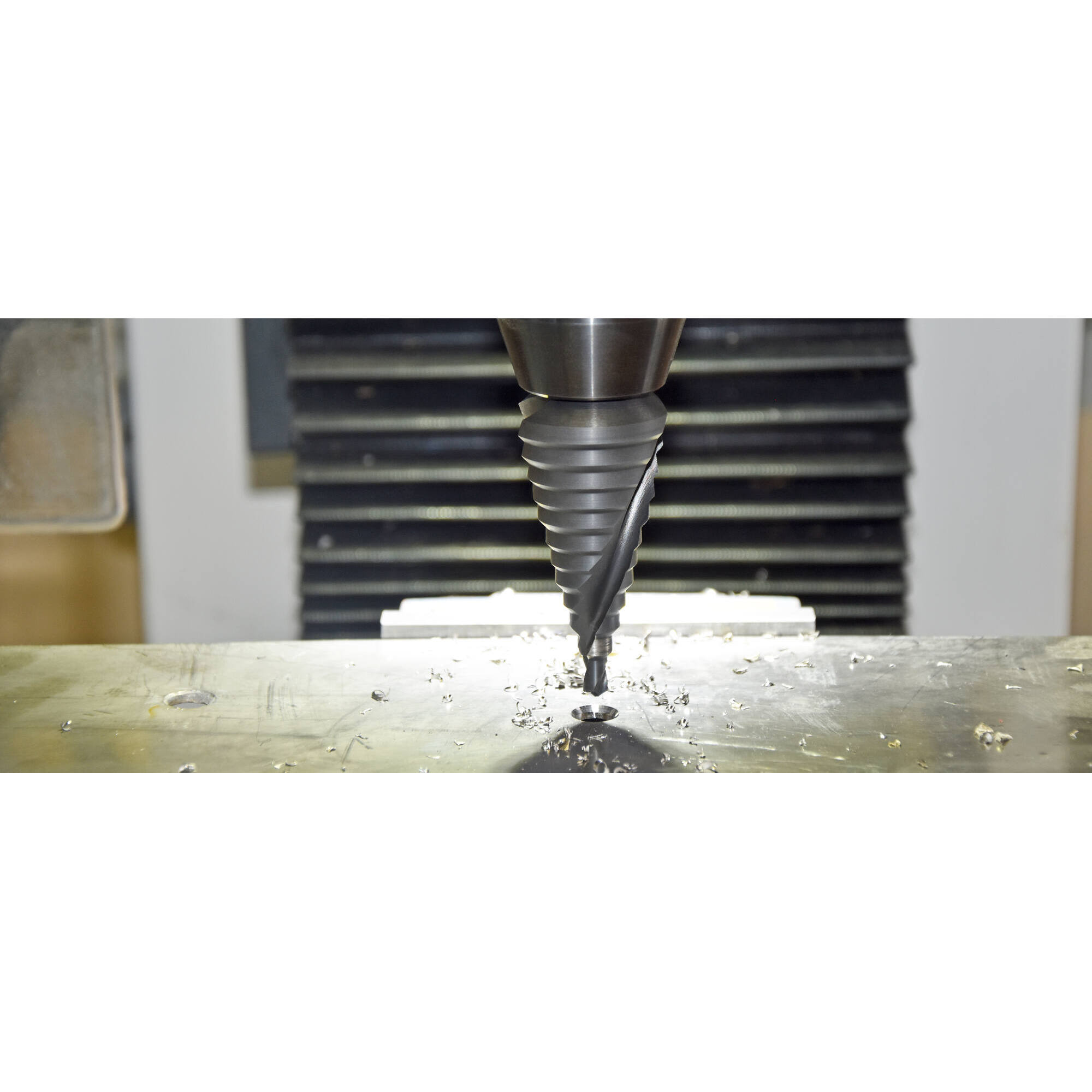 Broca ESCALONADA HSS | Recubrimiento TiAIN | Norma Tivoly | Canal Helicoidal| Afilado SPLIT POINT | Mango 3 caras planas (Caja colgante) / ØMin/Max : 4/12