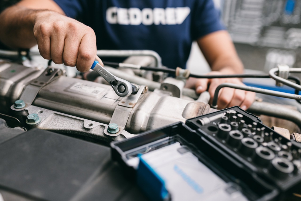 2093 U-20 Carraca reversible 1/4", mango 2K 127 mm