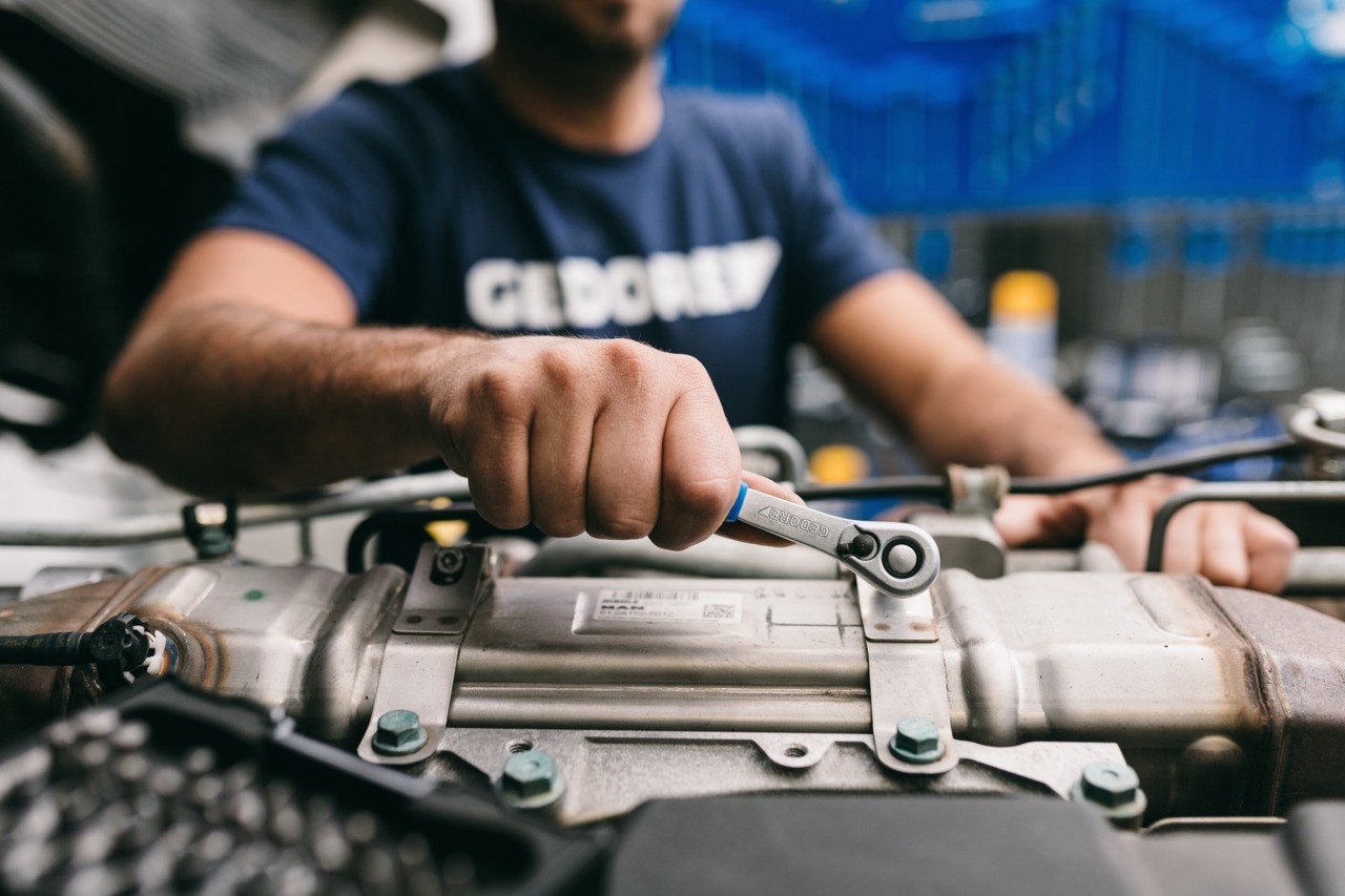 2093 U-20 Carraca reversible 1/4", mango 2K 127 mm