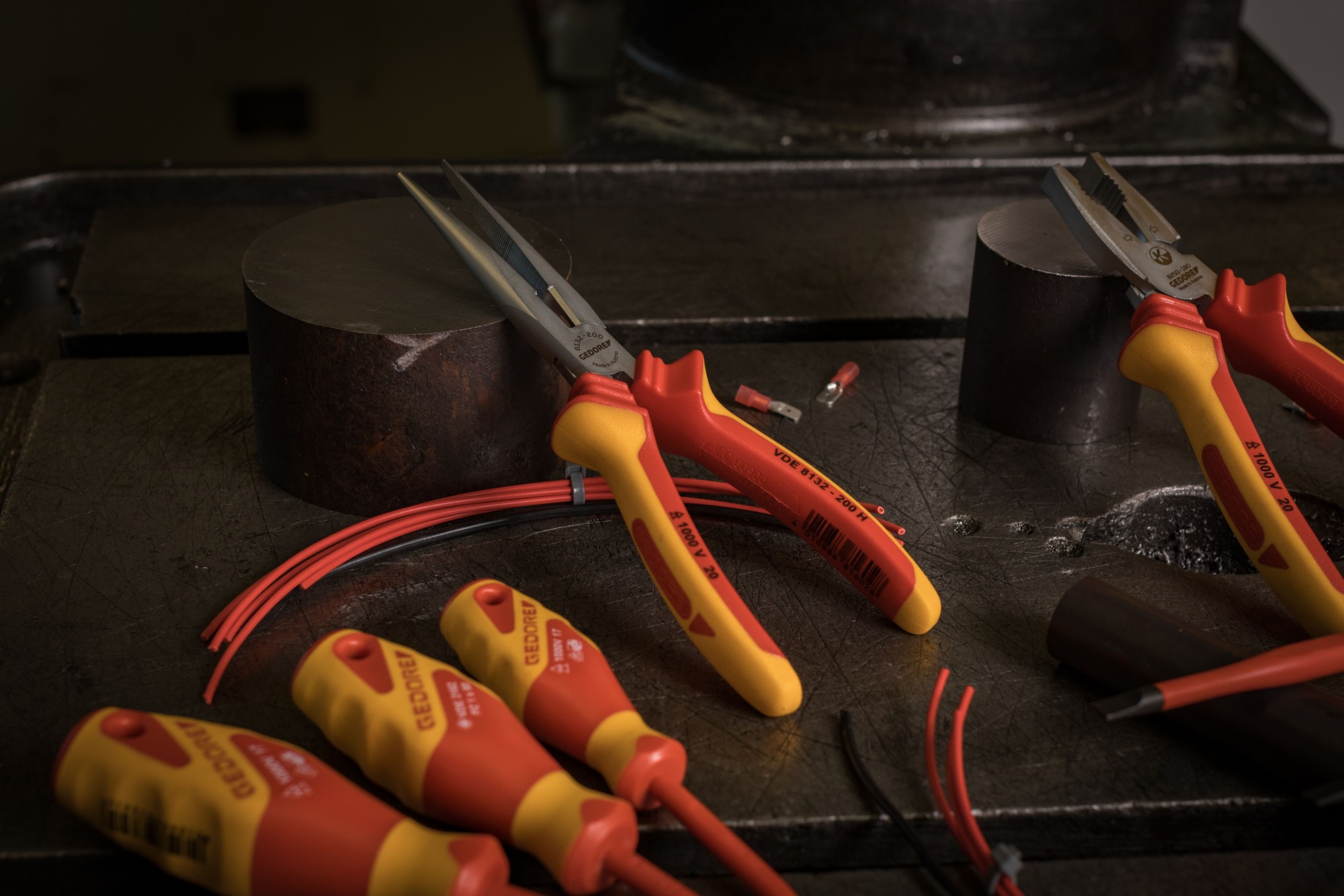 VDE 8132-200 H Alicate de punta redonda VDE con aislamiento de funda 200 mm