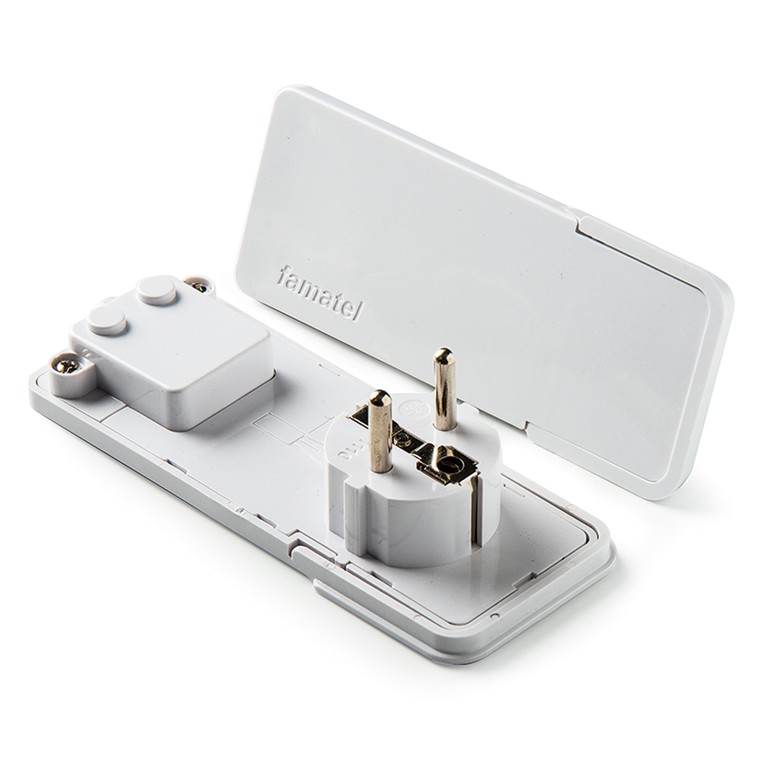 1110 | Clavija móvil extraplana 16A de salida lateral con doble sistema de toma de tierra