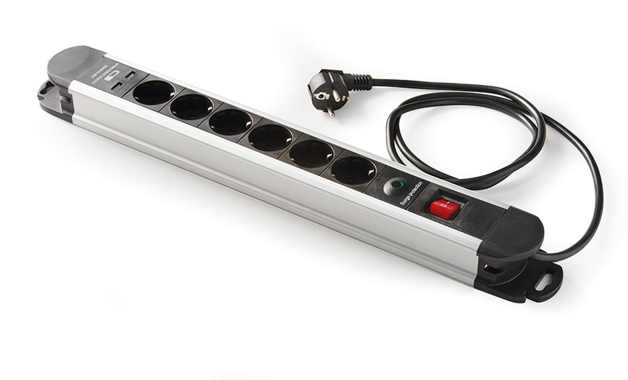 22006 | Base aluminio 6 tomas 16A con toma de tierra, interruptor, 2 puertos USB, 1.5m cable y protección sobretensiones