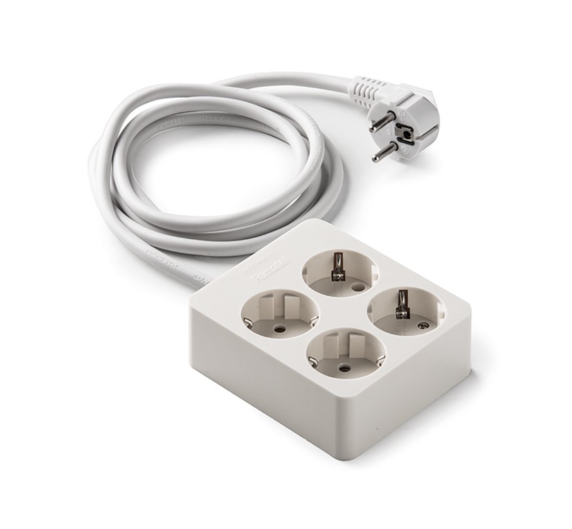 2514 | Base 4 tomas 16A con toma de tierra cuadrada con 1,5m de cable