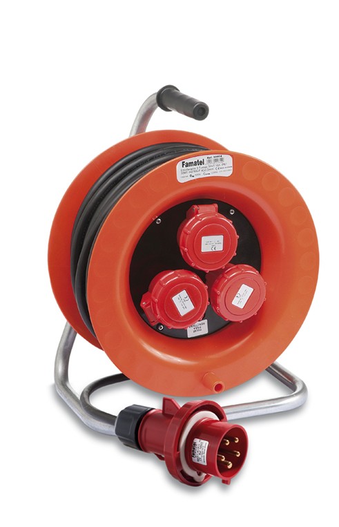 30004 | Enrollacable IP55 30m; entrada: clavija industrial 3P+T 16A / salida: 3 bases industriales 3P+T 16A