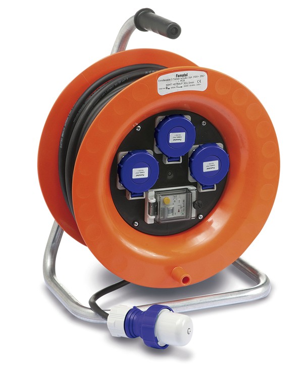 30016 | Enrollacable IP55 30m; entrada: clavija schuko 2P+TTL 16A / salida: 3 bases schuko