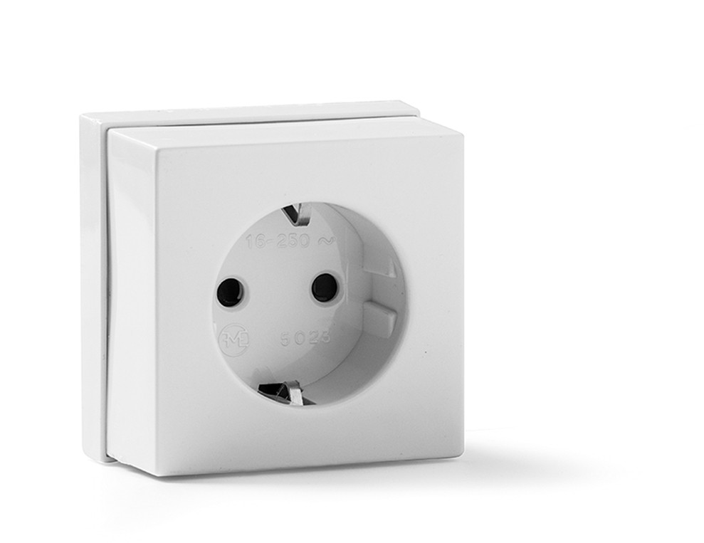 5023-B.1 | Base 16A con toma de tierra de superficie