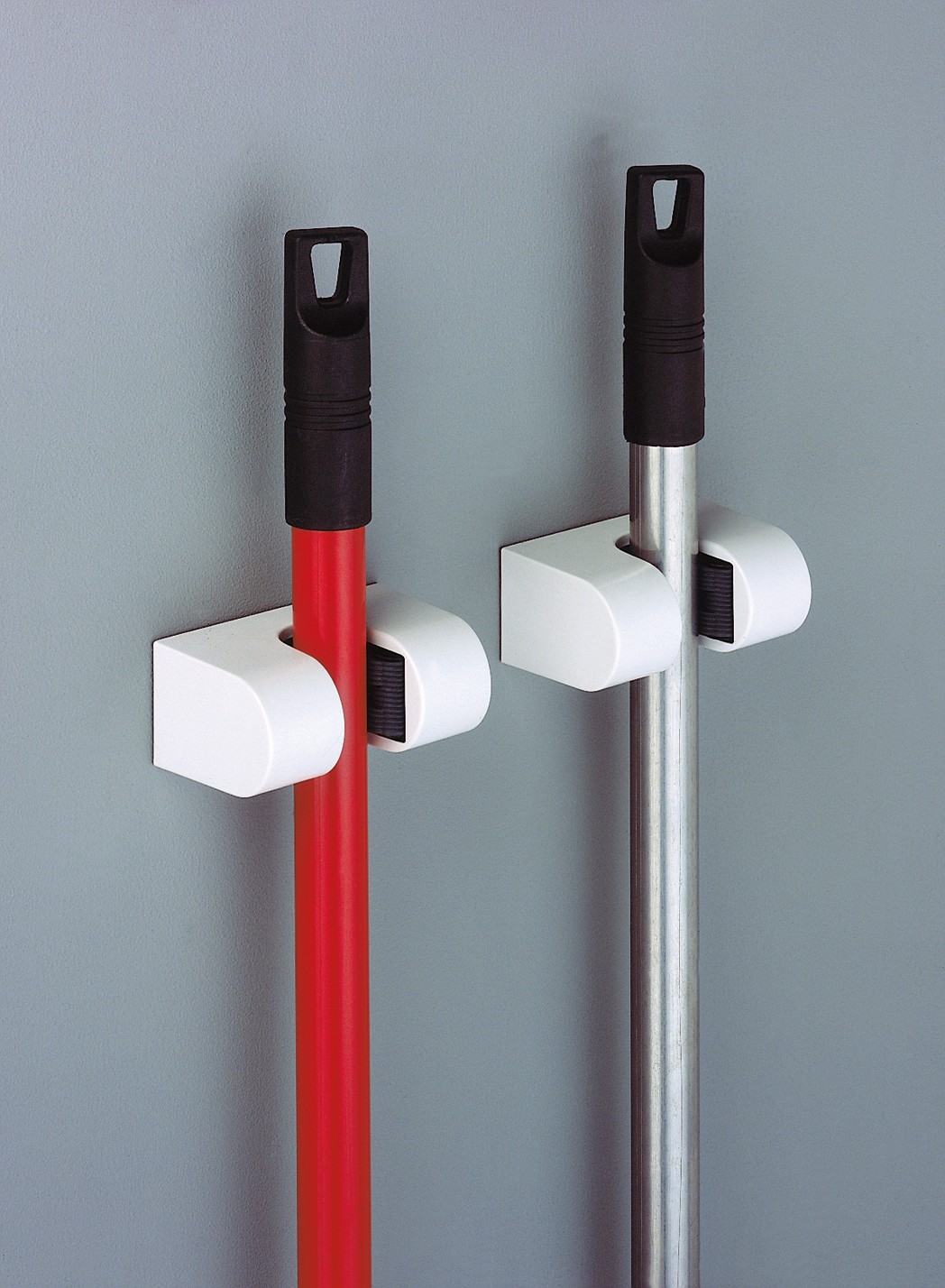 Colgador escobas carenado / blanco