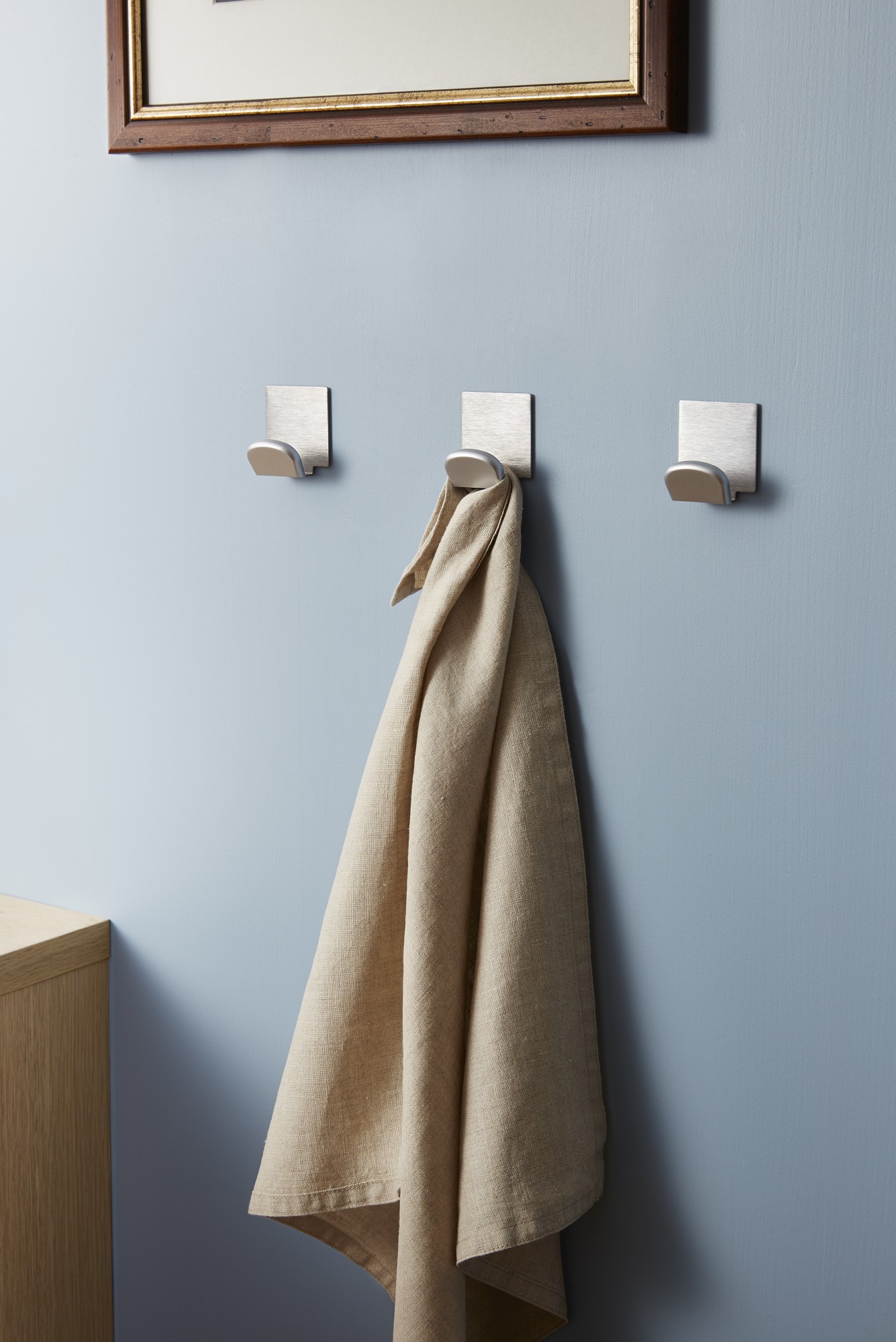 Colgador adhesivo con base de acero inoxidable / blanco