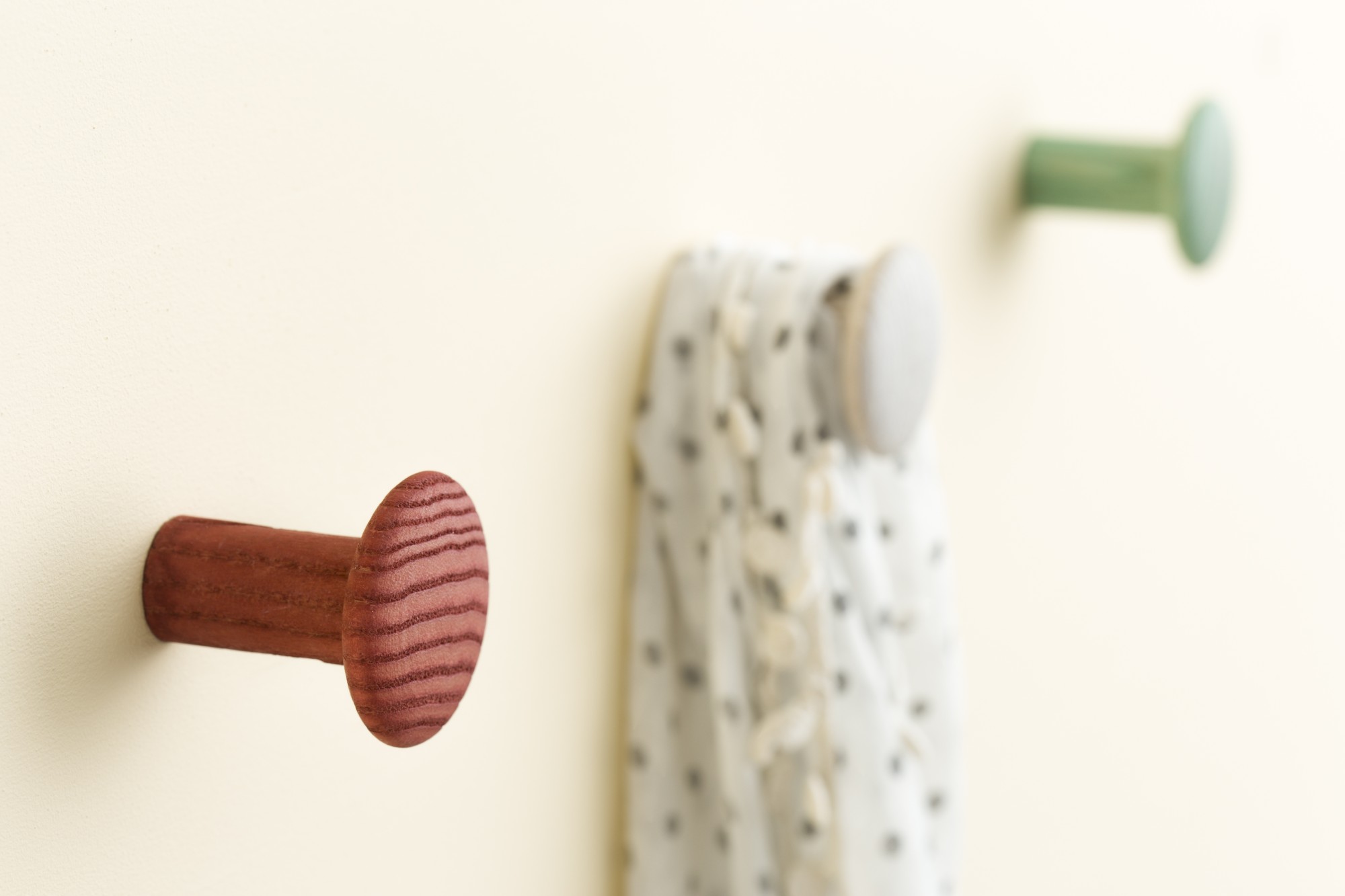 Colgador fresno individual con textura / wengué