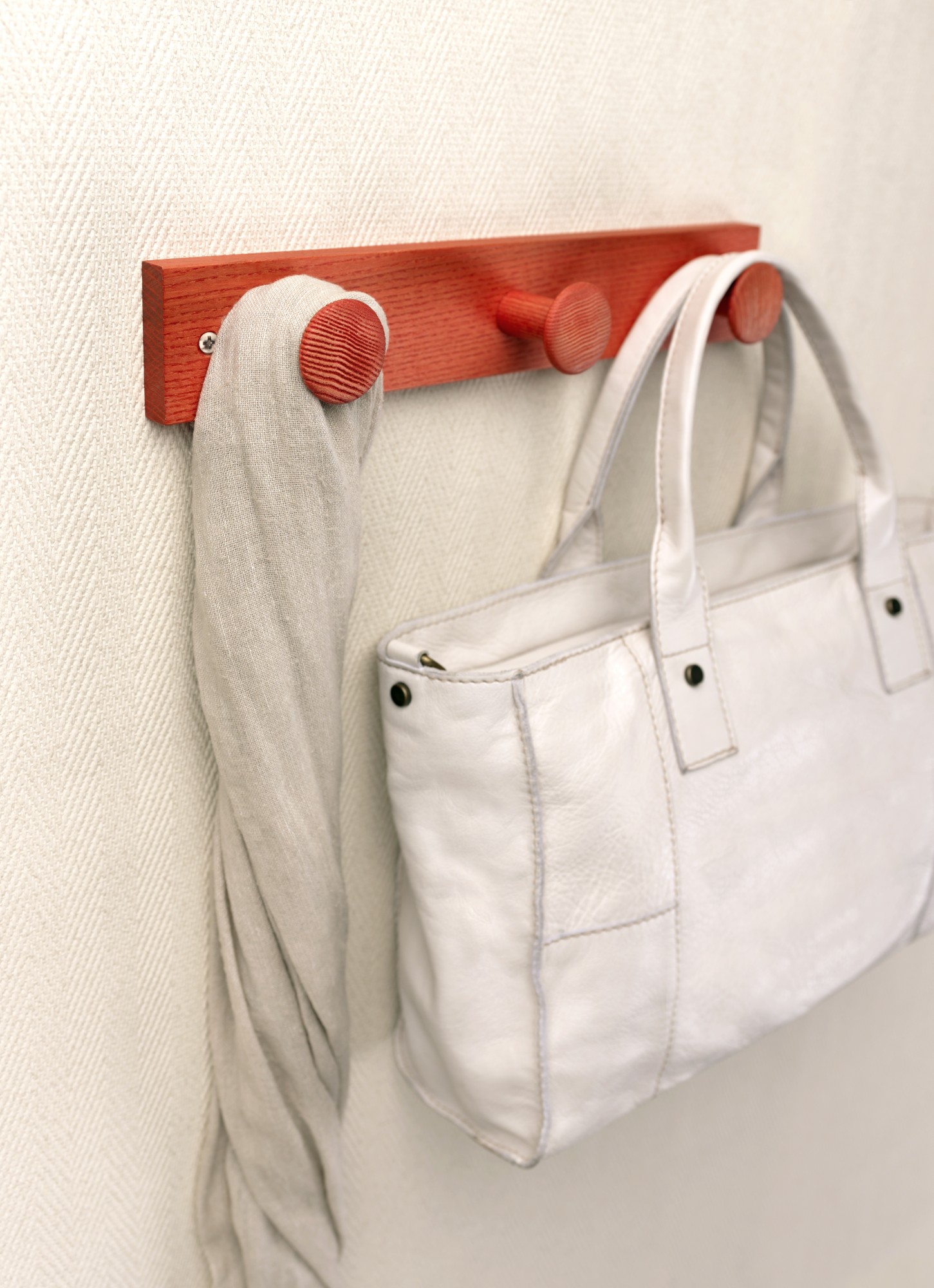 Colgador fresno 3 pomos con textura / wengué