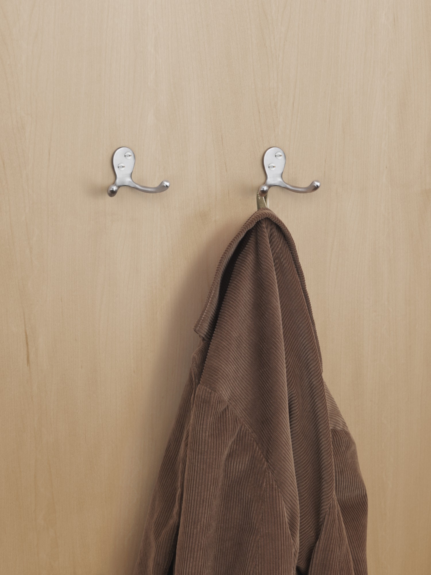 Colgador clásico doble de latón / níquel satinado