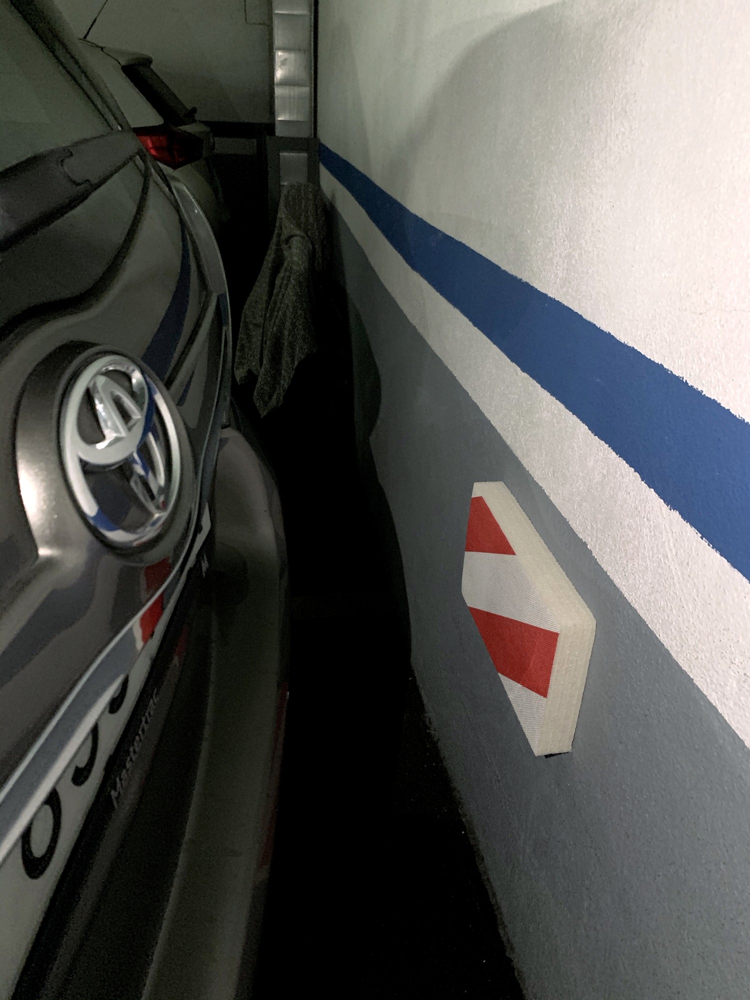 Protector parking frontal / rojo-blanco