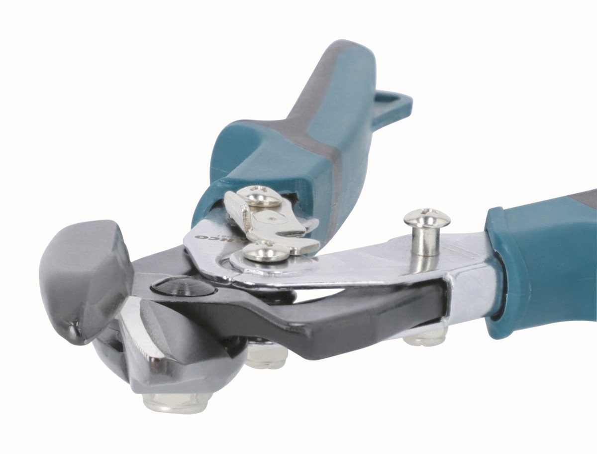 Tijeras para chapa de corte a derechas con mayor potencia gracias a la acción de palanca y mango codificado en color verde | MA361