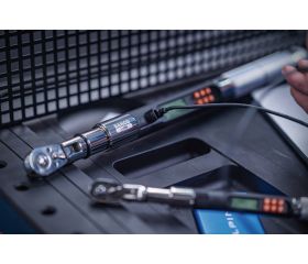 Llave dinamométrica electrónica de par y grados, con memoria/USB y cabeza de carraca fija. Cuerpo metálico | TAWM