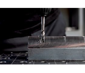 GB 18 LTX BL Q I Taladro/roscador de batería