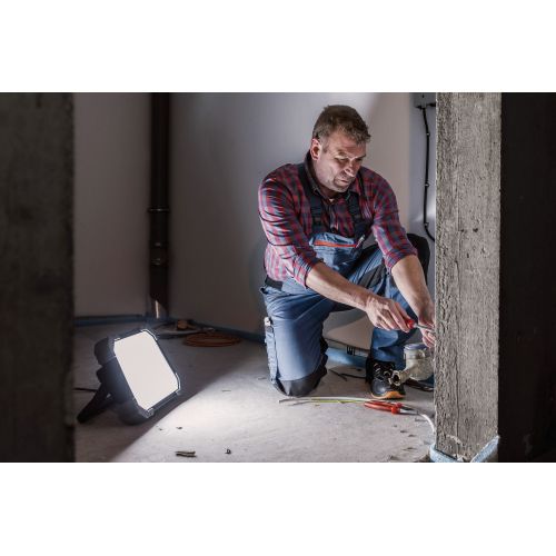 Foco LED portátil antideslumbrante para obra DINORA 5050, IP65