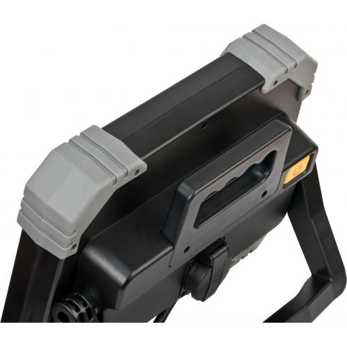 Foco LED portátil antideslumbrante para obra DINORA, IP54 con toma de corriente