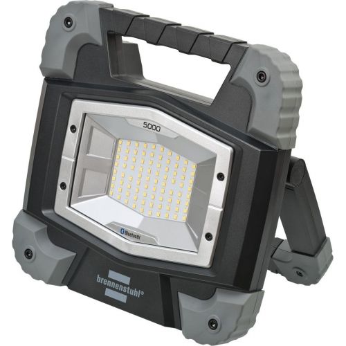 Foco LED portátil TORAN con Bluetooth, protección IP54 y toma de corriente