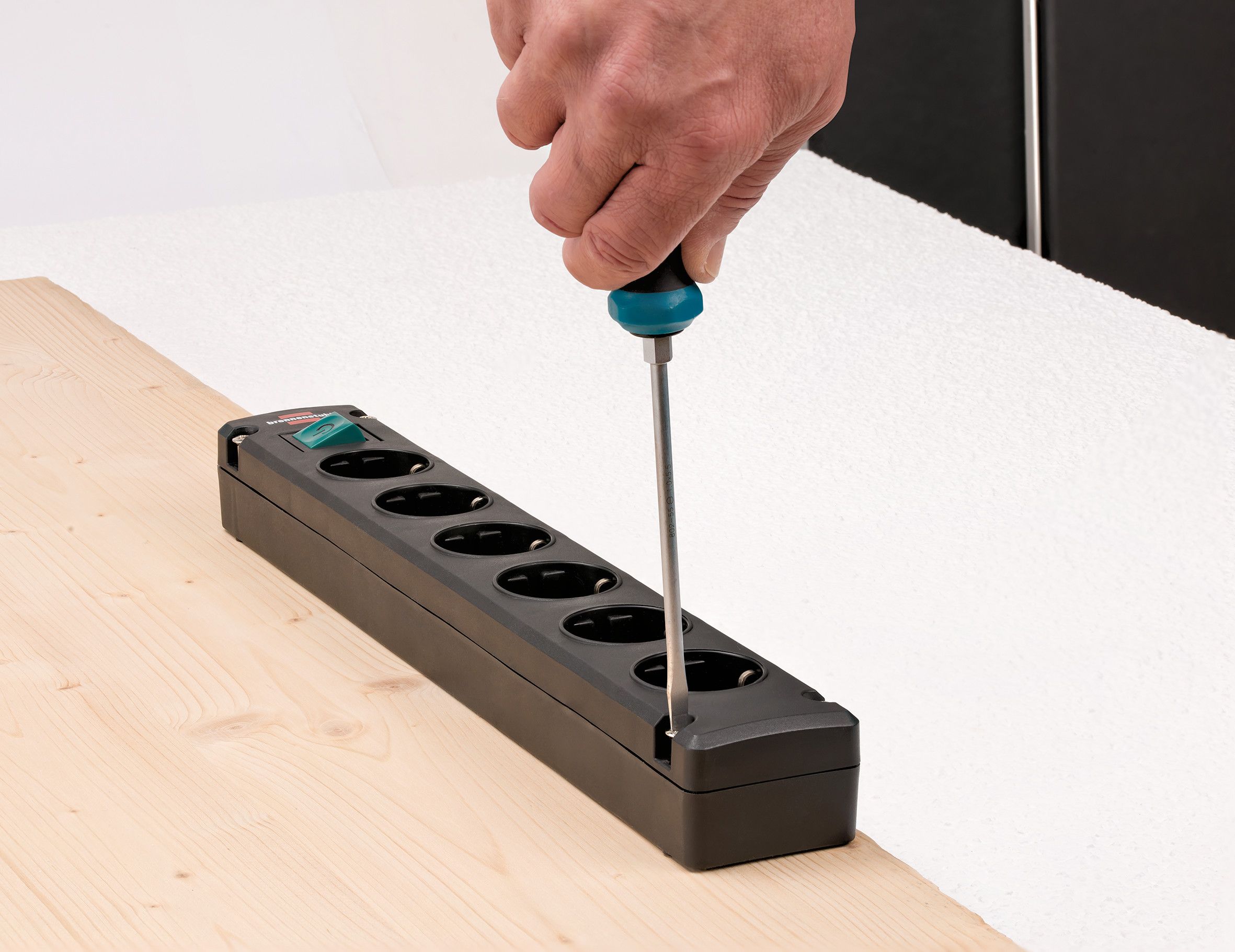 Base de tomas múltiples Bremounta negra apta para montaje fijo