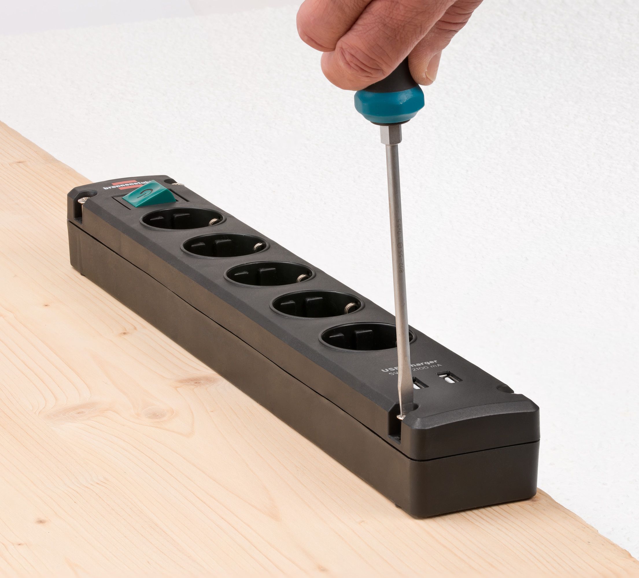 Base de tomas múltiples Bremounta con puertos USB apta para montaje fijo