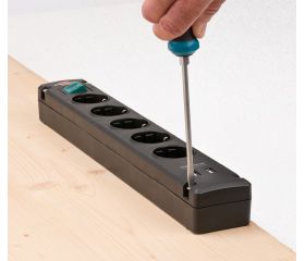 Base de tomas múltiples Bremounta con puertos USB apta para montaje fijo