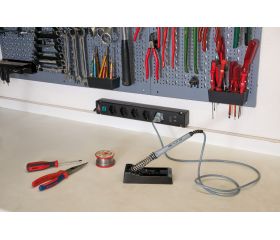 Base de tomas múltiples Bremounta con puertos USB apta para montaje fijo