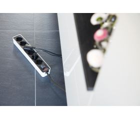 Base de tomas múltiples Ecolor blanca/ negra con diseño compacto