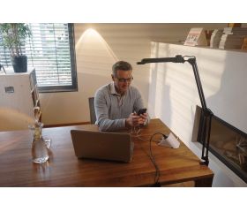 Base de tomas múltiples de sobremesa con 2 tomas y 2 puertos USB