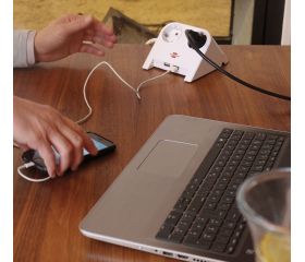 Base de tomas múltiples de sobremesa con 2 tomas y 2 puertos USB