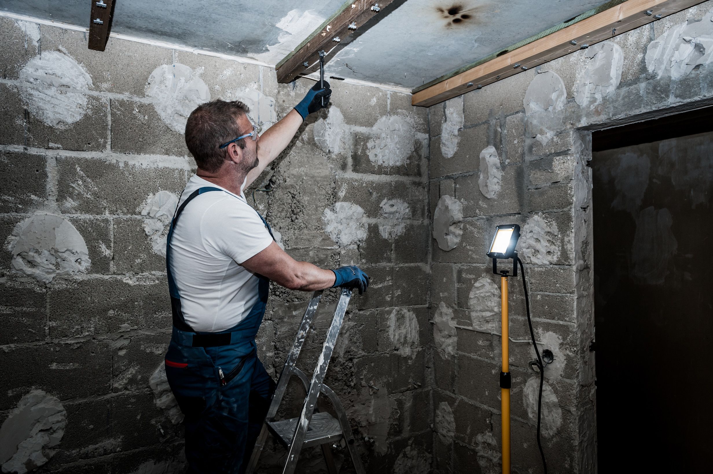 Foco LED JARO con trípode, IP65 y cable H07RN-F 3G1,0