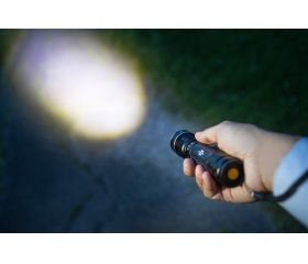 Linterna LED LuxPremium TL 600 AF con batería recargable y foco ajustable de 630 lm