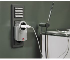 Enchufe adaptador Primera-Line protegido contra subidas de tensión 13.500A