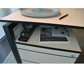 Base de tomas múltiples con protección contra sobretensión y salida de cable opuesto a interruptor negra Super-Solid