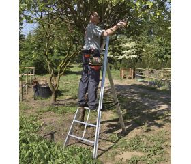Escalera de tijera triangular de aluminio Trittika