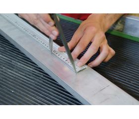 Regla de aluminio con base antideslizante LAG