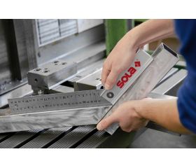 Escuadra ajustable de acero inoxidable QUATTRO