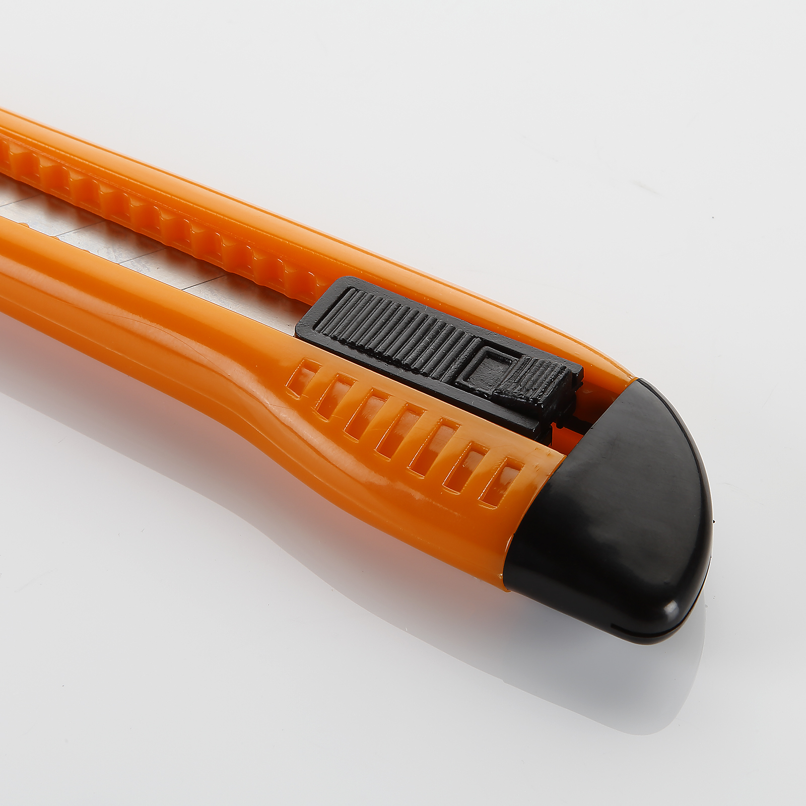Tradineur - Cúter profesional con 5 cuchillas de recambio, superficie  antideslizante, cutter con hoja de 18 mm, bloqueo de segur