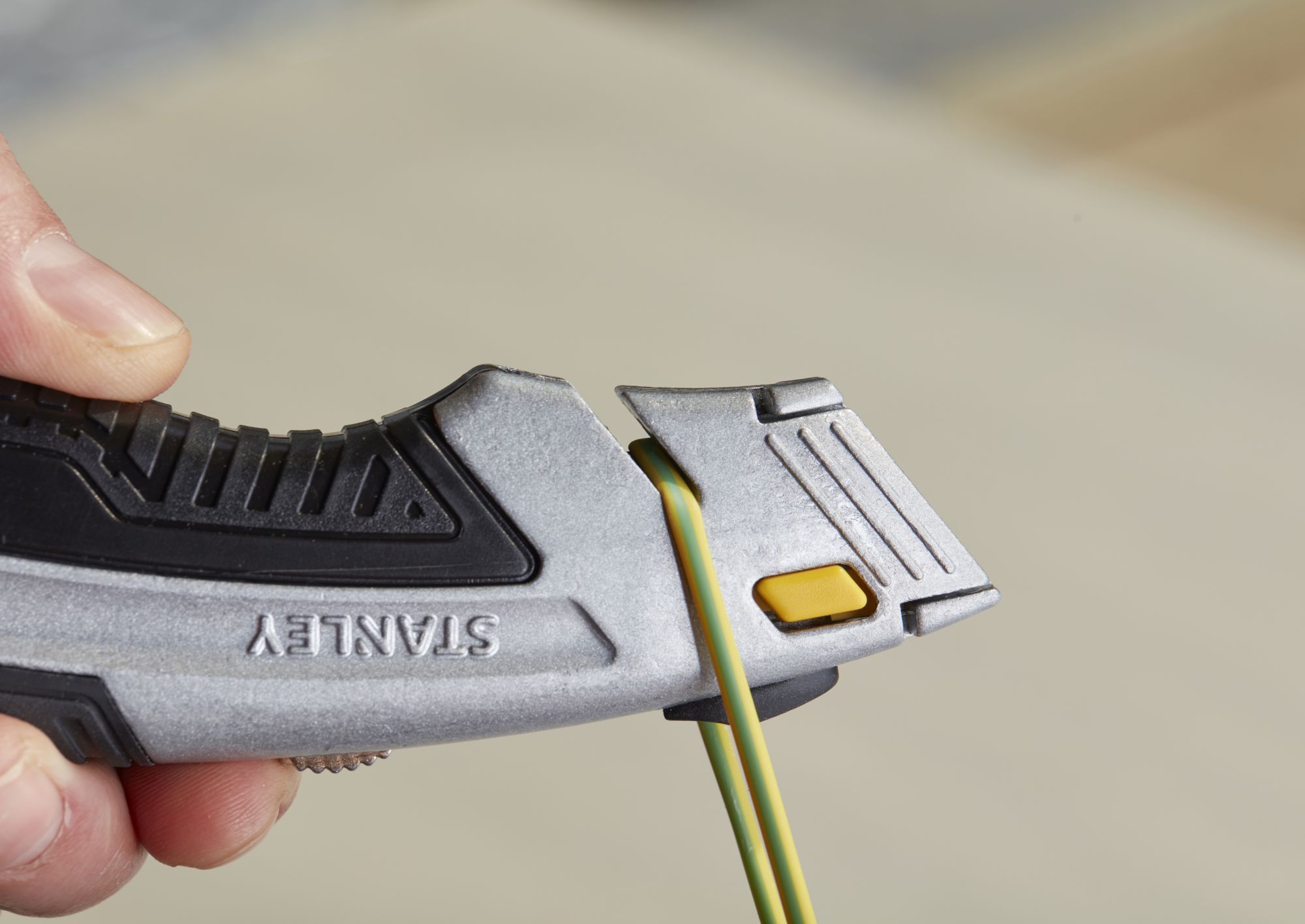 Cuchillo de hoja retráctil carga frontal