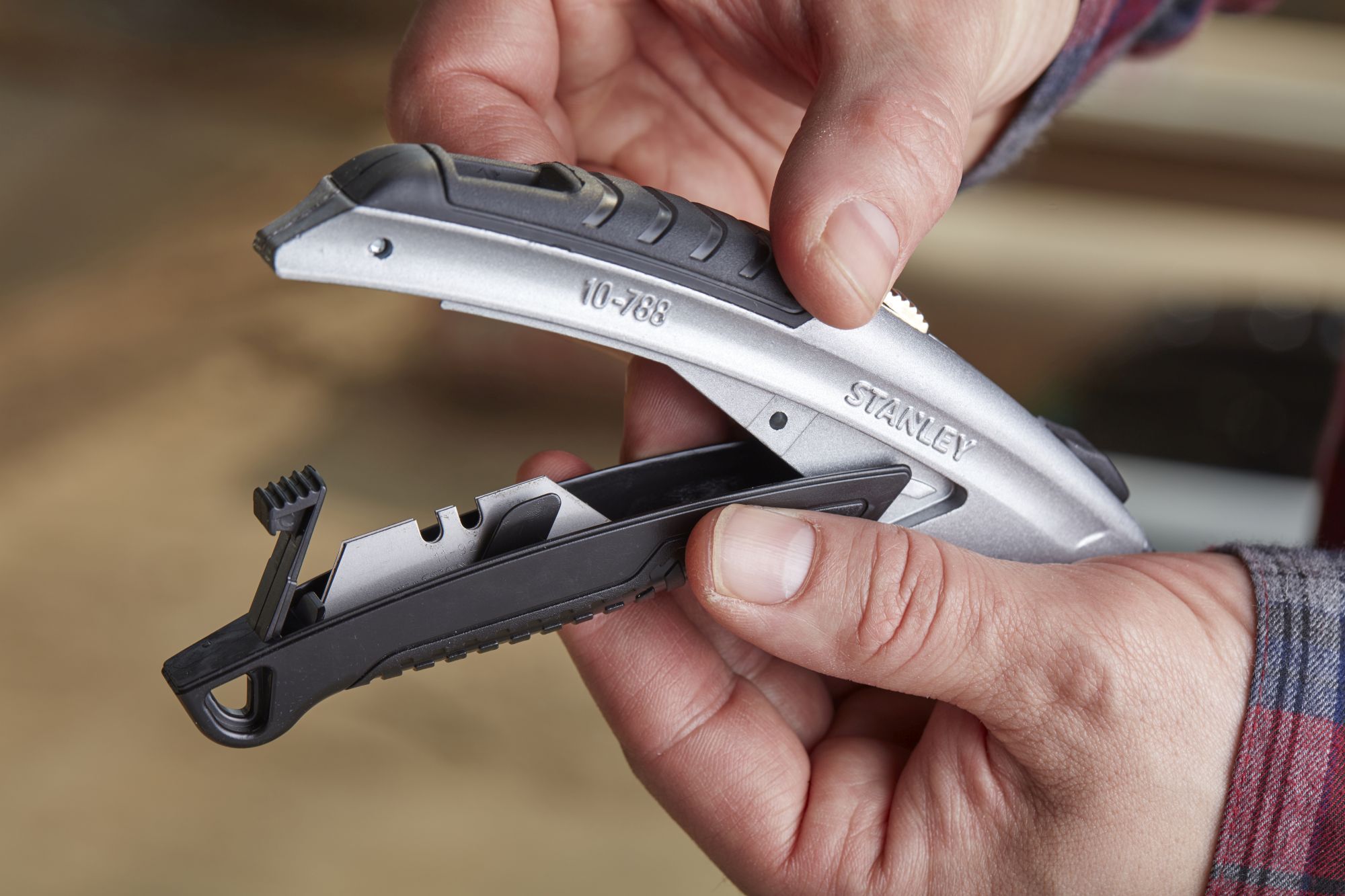 Cuchillo de hoja retráctil carga frontal