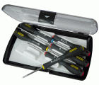 Juego de 6 destornilladores de precisión FATMAX®: 3 x Electricista: 2,5 X 50mm, 3 X 50mm & 3 X 100mm. 2 x Phillips®: PH00 X 50 & PHO X 75. 1 x Pozidriv®:PZ0 X 75.