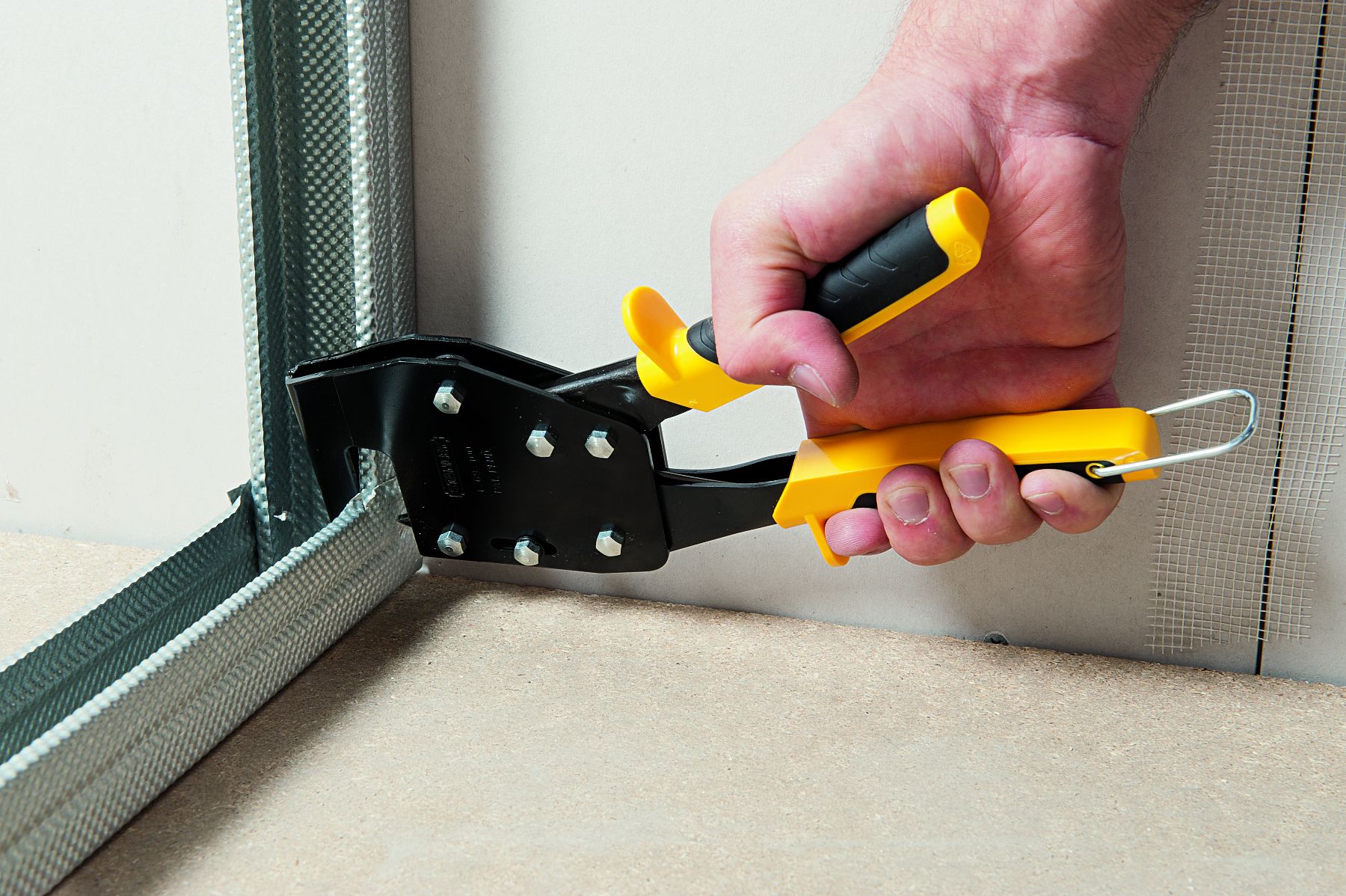 Punzonadora de perfiles monomanual