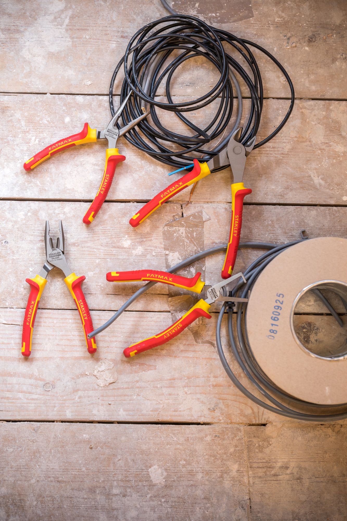 Juego 4 Alicates VDE 1.000V FATMAX®(Alicate universal 150mm, Semi Redonda Recta 160mm,Corte Diagonal 160mm, Pelacables 170mm)