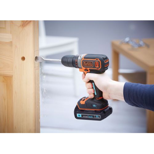 BDCDC18KST-QW - Taladro atornillador 18V 1.5Ah con batería Smart Tech,  cargador 400mA y maletín