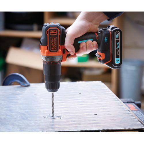 BDCHD18KST-QW - Taladro Percutor 18V 1.5Ah con batería Smart Tech,  cargador 400mA y maletín