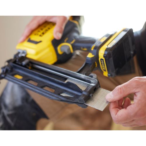 Clavadora de Acabados V20 Li-Ion 18V 16Ga sin batería/cargador