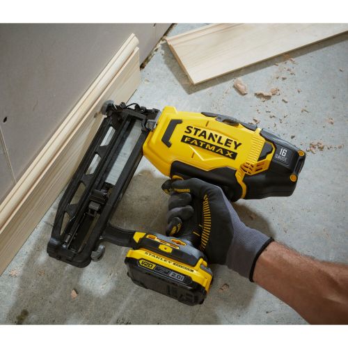 Clavadora de Acabados V20 Li-Ion 18V 16Ga con 2 baterías Li-Ion 2Ah, cargador 2A y maletín