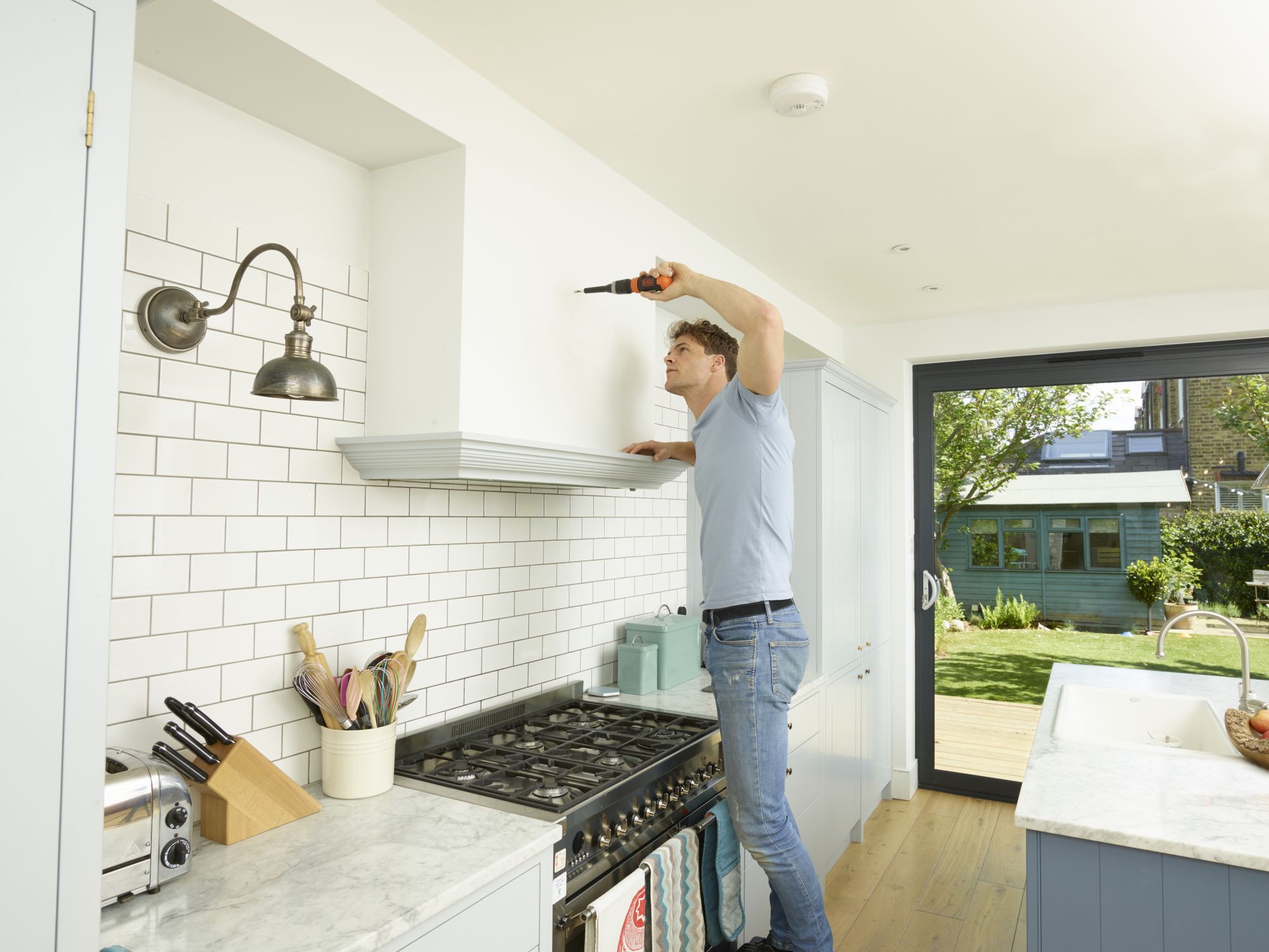 BCF601C-XJ - Atornillador en línea 6V con pilas AA