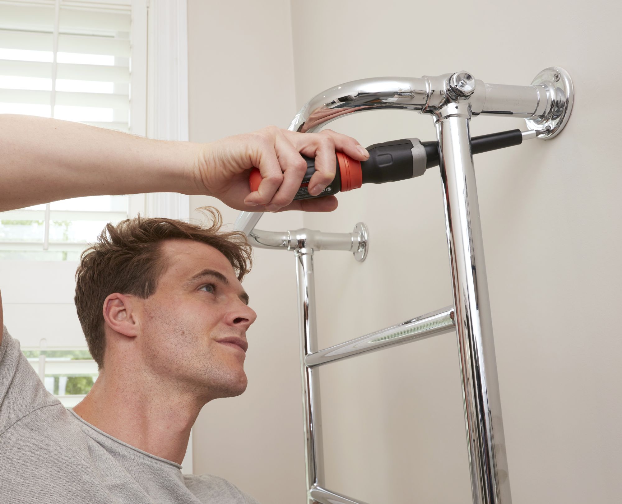 BCF601C-XJ - Atornillador en línea 6V con pilas AA