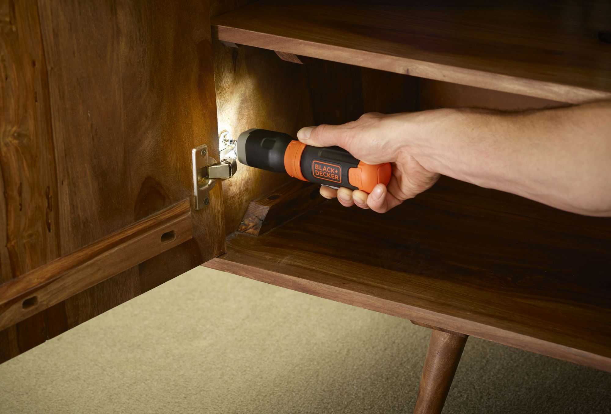 BCF601C-XJ - Atornillador en línea 6V con pilas AA