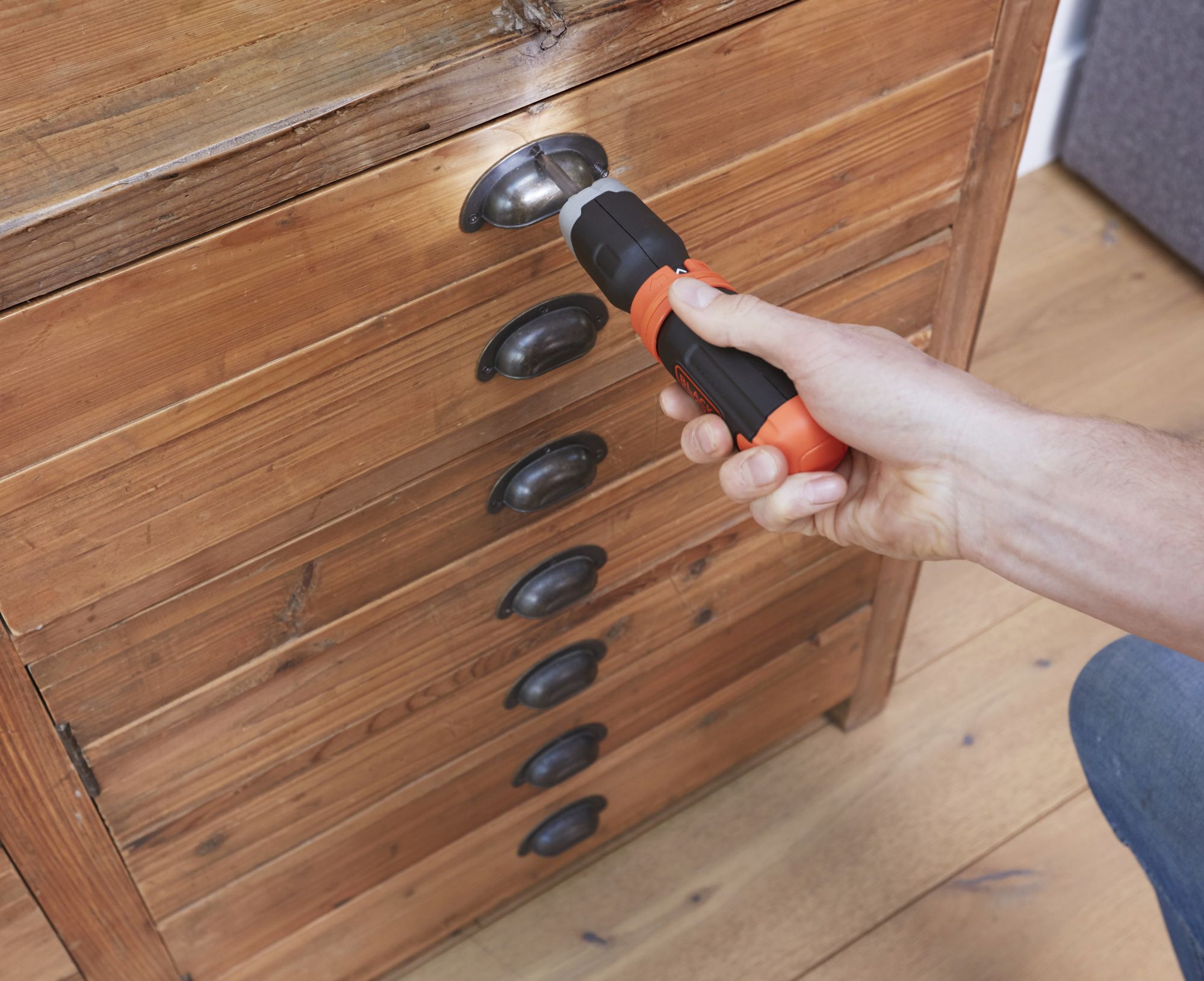 BCF601C-XJ - Atornillador en línea 6V con pilas AA